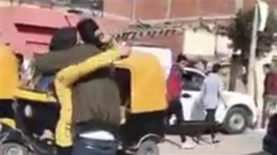 على طريقة أحمد عز في 