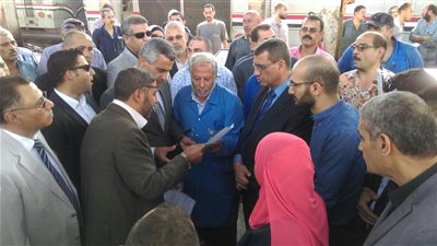 بالصور.. وزير النقل يطالب مسئولي الورش بزيادة الإنتاج