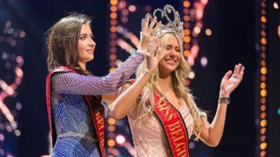 ملكة جمال تتعرض لموقف محرج على المسرح خلال التتويج | فيديو