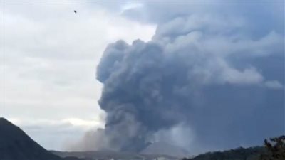 فيديو يرصد لحظة ثوران بركان 