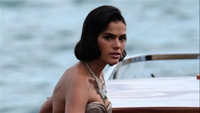 حبيبة نيمار تثير الجدل بإطلالة مثيرة في مهرجان فينيسيا (صور)