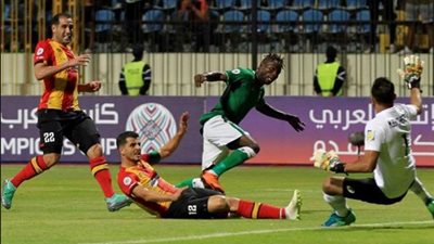 جماهير الترجي تهاجم لاعبي الاتحاد بالزجاجات بسبب إضاعة الوقت