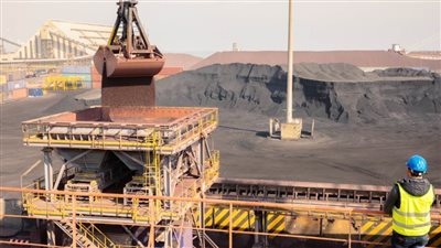  ميناء السخنة يستقبل أكبر حمولة صب جاف تزن 159 ألف طن حديد بليت