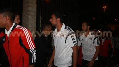 بالصور.. البدري ولاعبو المنتخب الأوليمبي يحضرون عزاء والدة حمادة المصري