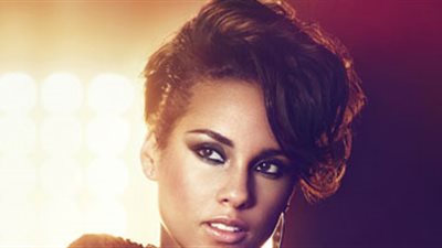 المطربة الأمريكية أليشيا كيز تغادر مطار القاهرة عائدة لنيويورك