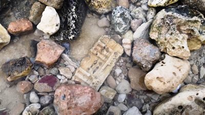 آثار مطروح: العثور على لوحة حجرية أثرية ترجع للعصر الروماني بشاطئ عام