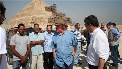 بالصور.. زاهي حواس ولجنة متابعة الترميم يتفقدون هرم زوسر بسقارة