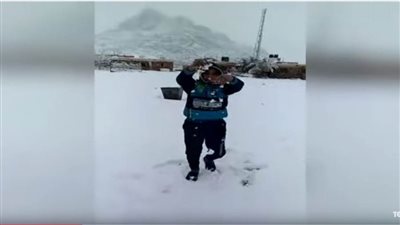 في لقطات نادرة بمصر.. أهالي سانت كاترين يلهون بالثلوج | فيديو