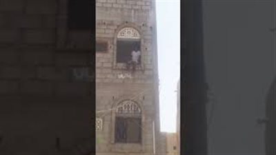 بالفيديو.. رد فعل رجل من شاب يحاول الانتحار