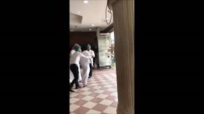 بالفيديو.. مشاجرة بالأحذية بين سعودي ويمني داخل أحد المحال