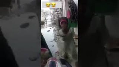 بالفيديو.. لحظة سقوط امرأتين بطريقة مروعة في المياه بالشارع