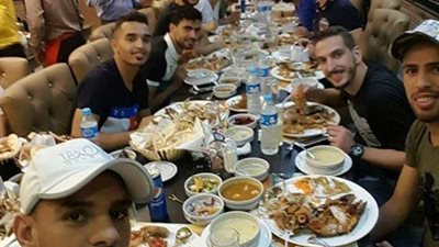 بالصور.. عزومة «سمك» من لاعبي الزمالك للجهاز الفني