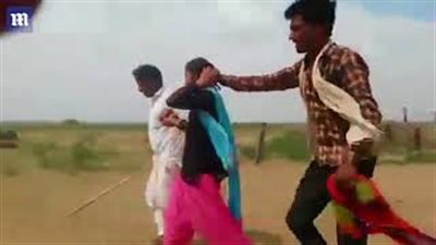 بالفيديو والصور.. لحظة اختطاف مراهقة لإجبارها على الزواج أمام أعين والدتها