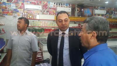 بالصور.. الرقابة الإدارية في السويس تشن حملة تفتيش على المحال التجارية
