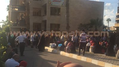 الطلاب المتفوقون بجمصة يفترشون الأرض في أول يوم دراسي