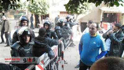 بالصور .. منع أهالي المتهمين في أحداث شبرا الخيمة من الدخول إلى قاعة المحكمة