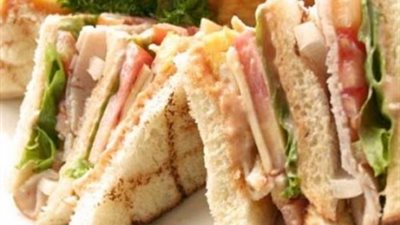 طريقة تحضير «ساندويتشات التونة» لطلاب المدارس