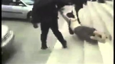 بالفيديو.. الأمن التركي يسحل متظاهرة.. والسيدة تهتف: «مصر مصر سيسي»