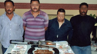 ضبط 4 أشخاص يستقلون سيارة مسروقة بأسوان