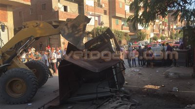 بالفيديو.. محافظ الإسماعيلية يزيل «كشك» مسنة: «أنا ما بقربش من الغلابة»