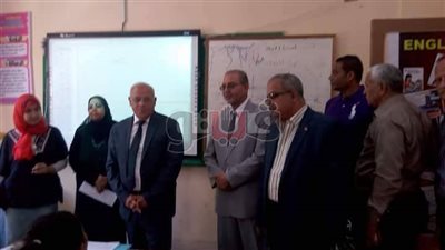 بالصور.. محافظ بورسعيد يتفقد سير الدراسة بمدرسة بورفؤاد الإعدادية