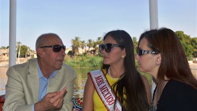 بعد النصب على البشير بقميص ميسي.. محافظ أسوان يستقبل «ملكة جمال مزيفة»