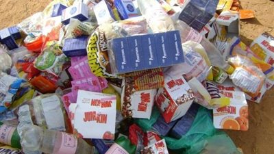 ضبط نصف طن أغذية منتهية الصلاحية تباع حول مدارس بالجيزة