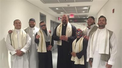 بالصور.. نجوم «wwe» يرتدون الثياب العربية في السعودية