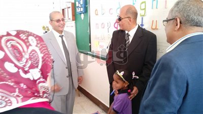 بالصور.. وكيل «تعليم بورسعيد» يتفقد مجمع قناة السويس