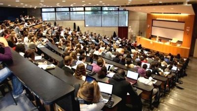 بالصور.. مفردات مرتب أستاذ جامعي مصري تشعل أزمة في الكويت