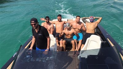 بالصور.. أبطال «wwe» على شواطئ جدة