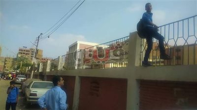 بالصور.. هروب جماعي من أعلى سور مدرسة بالقليوبية