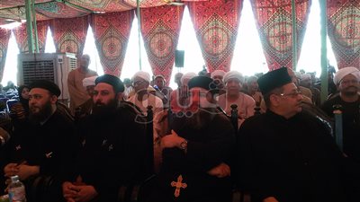 بالفيديو.. وفد من الأقباط يشارك بجلسة صلح في قنا