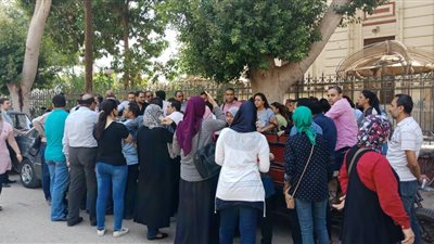 احتجاج أولياء أمور رياض أطفال أسيوط للمطالبة بفتح فصول لأبنائهم