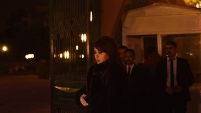 فيفي عبده ومادلين طبر أول الحضور في عزاء مدير أعمال محمد منير | فيديو