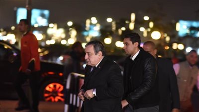 عصام شرف يقدم واجب العزاء في مدير أعمال محمد منير | فيديو وصور