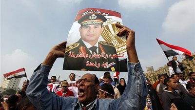 العشرات من مؤيدي الدستور يتظاهرون بميدان التحرير