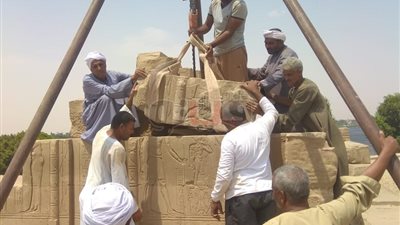 الآثار: إعادة تركيب كتلة حجرية في موضعها الأصلي بمعبد كوم أمبو