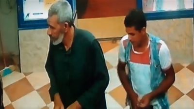 لحظة سرقة هاتف محمول من رجل بطريقة ماكرة (فيديو)