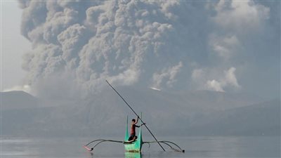 جحيم في مانيلا.. منظر مخيف لثوران بركان تال بالفلبين| فيديو