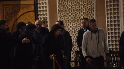 وزيرة الثقافة ويسرا يشاركان في عزاء مدير أعمال محمد منير | فيديو وصور