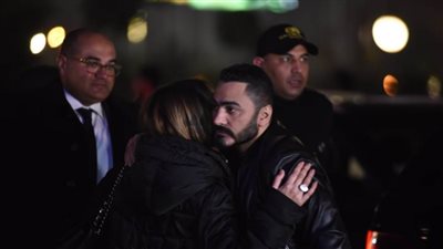 تامر حسني وحمادة هلال وهشام الجخ في عزاء زوج شقيقة محمد منير| فيديو وصور