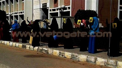 بالصور.. سلسلة بشرية لطالبات جامعة القناة