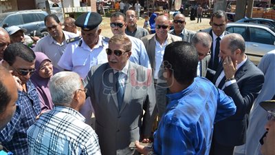 بالصور.. محافظ الإسماعيلية يتفقد تطوير سوق الجمعة بتكلفة 15 مليون جنيه