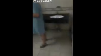 لقطات صادمة للحظة العثور على رضيع داخل مرحاض (فيديو)