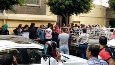 تجمهر أولياء أمور طلاب مدرسة أبو زعبل 2 احتجاجا على نقل أبنائهم