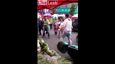 رد فعل فتاة حاولت التدخل لإنهاء مشاجرة بين شخصين (فيديو)