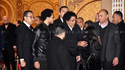 نجوم الفن يقدمون واجب العزاء في مدير أعمال محمد منير | فيديو وصور