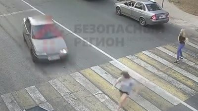 نهاية مروعة لفتاة حاولت عبور الطريق ركضًا (فيديو)