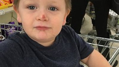 بالصور.. طفل يحاصر بشكل مضحك بقاعدة مرحاض